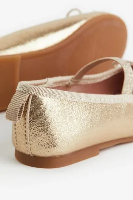 کفش دخترانه طلایی رنگ