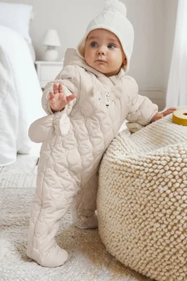 سرهمی نوزادی با دستکش سفید رنگ