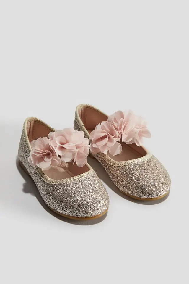 کفش عروسکی طلایی با گل پارچه ای